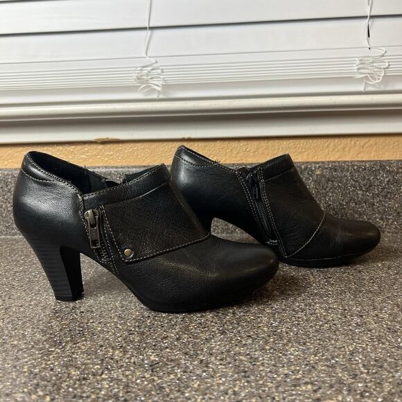 Clarks bendables Womens Size 7M Black Leather Mid Heels Zip On Ankle Bootie Pump - Picture 3 of 12